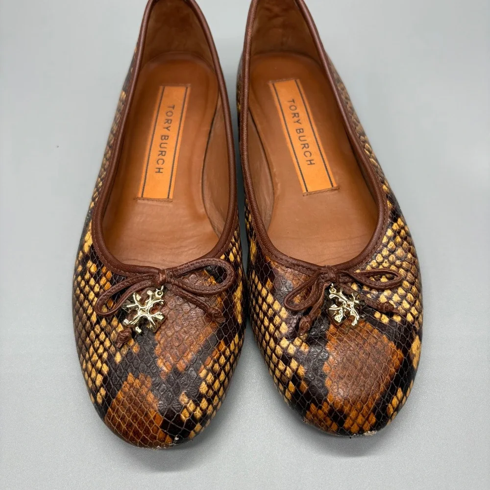 Tory Burch Ballet Flats 7M Snakeskin Python Embossed Leather Logo Charm Brown‎